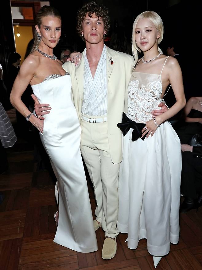 모델 로지 헌팅턴 휘틀리, 코너 스토리, 로제(왼쪽부터)