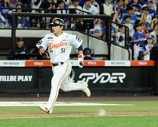 16일 대전 한화생명 볼파크에서 열린 2026 신한 SOL 뱅크 KBO리그 삼성 라이온즈와 한화 이글스의 경기. 6회 말 1사 주자 3루 상황에서 타석에 선 한화 강백호의 희생플라이로 3루 주자 문현빈이 홈을 밟고 있다. 2026.4.16【 연합뉴스】