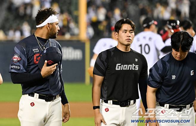 모든 걸 쏟아부었지만 경기에서 패한 레이예스는 잠시 LG 선수들을 바라봤다.
