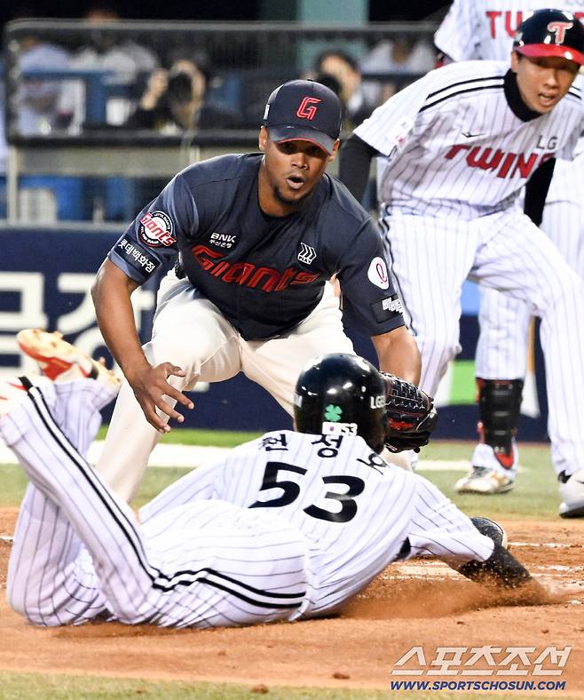 폭투를 틈타 홈을 노리던 천성호를 정확하게 태그한 로드리게스의 홈 수비.
