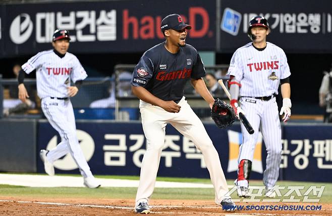 폭투 직후 빠르게 홈 베이스커버에 들어온 로드리게스.