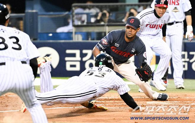 홈을 향해 천성호가 몸을 날린 순간 로드리게스는 기다리고 있었다.