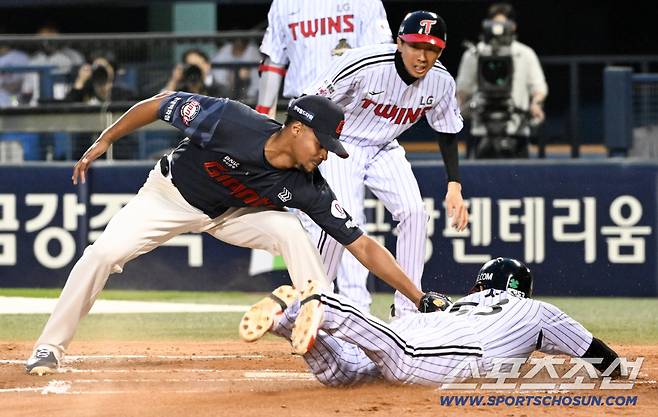 천성호의 왼팔보다 로드리게스 태그가 간발의 차이로 먼저 이뤄졌다.