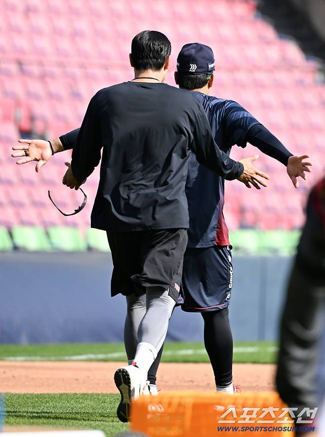 형 손짓 한 번에 192cm 거구 이재원은 달라겨 안겼다. 잠실=박재만 기자 pjm@sportschosun.com