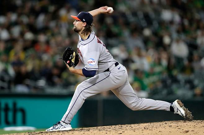 SACRAMENTO, CALIFORNIA - APRIL 03: Ryan Weiss #51 of the Houston Astros pitches against the Athletics during the bottom of the seventh inning at Sutter Health Park on April 03, 2026 in Sacramento, California.   Scott Marshall/Getty Images/AFP (Photo by Scott Marshall / GETTY IMAGES NORTH AMERICA / Getty Images via AFP)







<저작권자(c) 연합뉴스, 무단 전재-재배포, AI 학습 및 활용 금지>