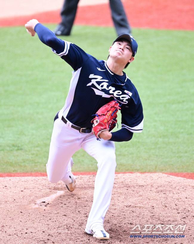 6일 중국 항저우 샤오싱 야구장에서 열린 항저우아시안게임 야구대표팀 슈퍼라운드 중국전. 8회 마운드에 올라 투구하고 있는 장현석. 항저우(중국)=송정헌 기자songs@sportschosun.com/2023.10.06/