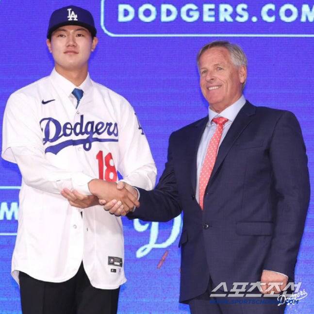 장현석의 LA 다저스 입단 모습. LA 다저스 SNS 캡쳐