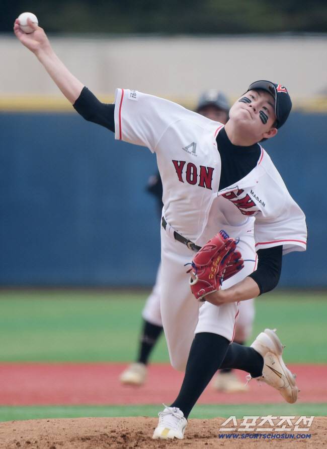 24일 서울 목동구장에서 열린 제78회 청룡기 전국고교야구선수권대회 장충고와 마산용마고의 8강전. 용마고 장현석이 투구하고 있다. 목동=정재근 기자 cjg@sportschosun.com/2023.7.24/