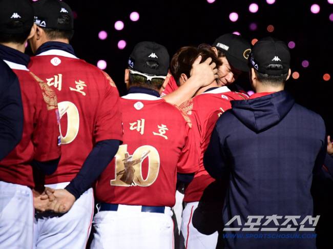 은퇴식에서 오열하는 정훈을 안아주는 이대호. 스포츠조선DB