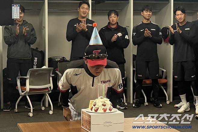 LG 트윈스 염경엽 감독이 생일을 맞아 선수단이 마련한 생일 파티에서 케이크의 촛불을 끄고 있다. 사진제공=LG 트윈스