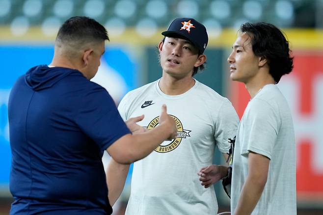 Houston Astros pitcher Tatsuya Imai, center, talks with a member of the athletic training staff, left, via his interpreter, right, before a baseball game against the Colorado Rockies, Wednesday, April 15, 2026, in Houston. (AP Photo/Kevin M. Cox)







<저작권자(c) 연합뉴스, 무단 전재-재배포, AI 학습 및 활용 금지>