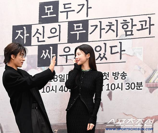 17일 상암 스탠포드호텔에서 열린 'jtbc토일드라마 '모두가 자신의 무가치함과 싸우고 있다' 제작발표회가 열렸다. 포즈를 취하고 있는 구교환, 고윤정. 상암=송정헌 기자songs@sportschosun.com/2026.04.17/