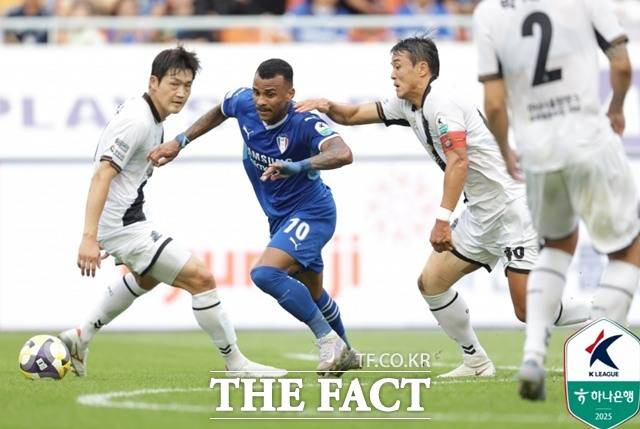 수원은 경남과 역대 전적에서 2승 3무 1패로 앞서있다./K리그
