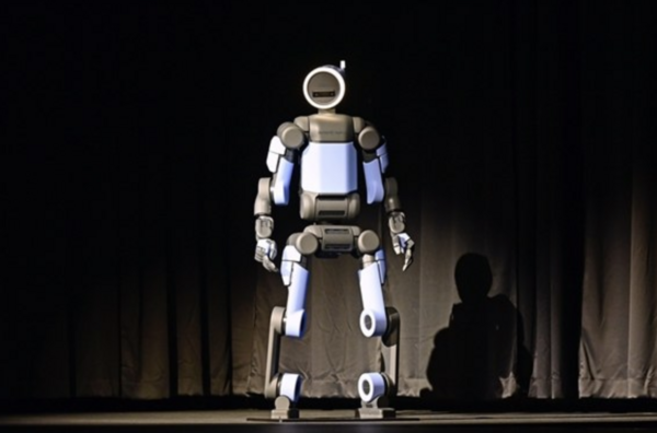 현대차그룹 보스턴다이내믹스 아틀라스가 1월 5일(현지시간) 미국 라스베이거스 CES 2026 현대차그룹 미디어 행사에서 참가자들에 인사를 하고 있다. /현대차그룹