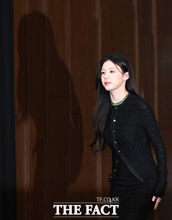 배우 고윤정이 17일 서울 마포구 상암동 스탠포드호텔에서 열린 JTBC 새 토일드라마 '모두가 자신의 무가치함과 싸우고 있다' 제작발표회에 참석하고 있다. /이새롬 기자
