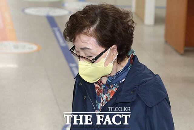 김건희 씨 모친 최은순 씨가 17일 오후 서울 서초구 서울중앙지방법원에서 열린 특정경제범죄 가중처벌 등에 관한 법률 위반(배임) 등 혐의 관련 공판에 출석하고 있다. /박헌우 기자