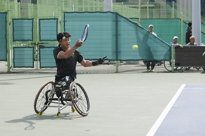국민체육진흥공단이 운영하는 한국스포츠레저에서 뛰는 임호원이 서울 코리아오픈 국제휠체어테니스대회에서 스트로크를 구사하고 있다. 테니스코리아 박상욱 기자