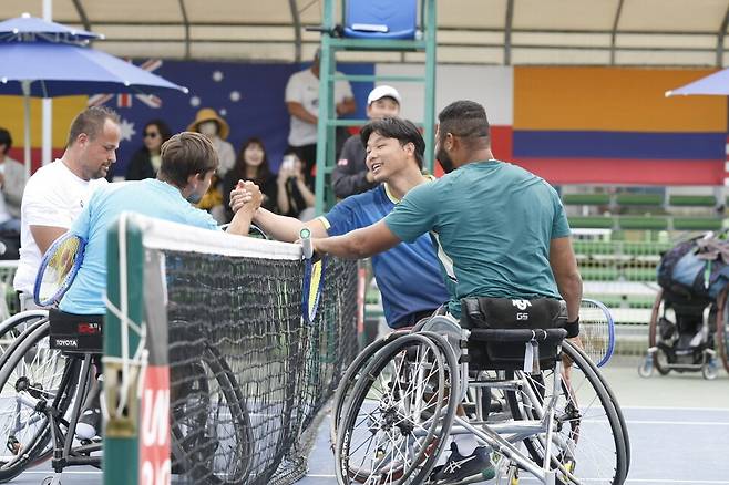 결승이 끝난 뒤 밝은 표정으로 인사를 나누는 임호원. 비록 패했어도 많이 배웠다는 의미였다. 테니스 코리아 박상욱 기자