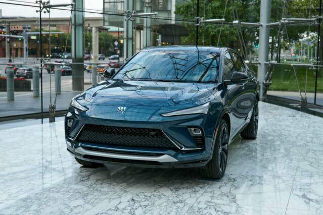 GM 본사 정문에 전시된 뷰익 엔비스타 (사진=지디넷코리아)