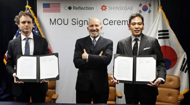 신세계그룹과 리플렉션 AI가 지난 3월 ‘한국 소버린 AI 팩토리 건립을 위해 진행한 전략적 파트너십 MOU’ 사진(왼쪽부터 Misha Laskin 리플렉션 AI CEO, 하워드 러트닉 미국 상무부 장관, 정용진 신세계그룹 회장) (제공=신세계그룹)
