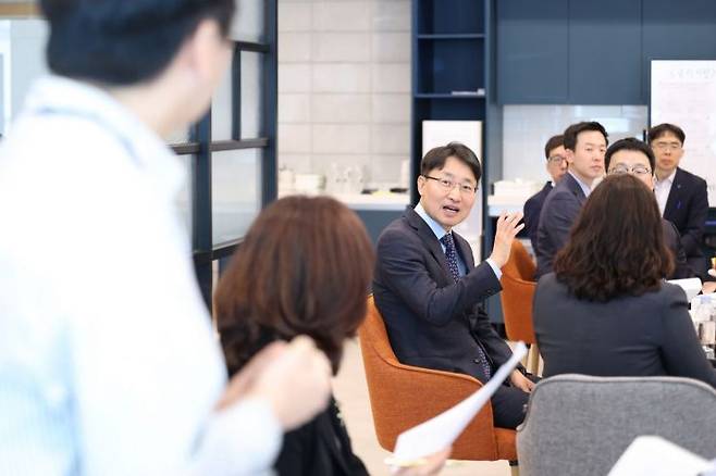 임광현 국세청장이 3월24일 대전청 국세체납관리단 교육 현장을 찾아 체납 실태확인 담당자들과 대화를 나누고 있다. 임 청장 페이스북