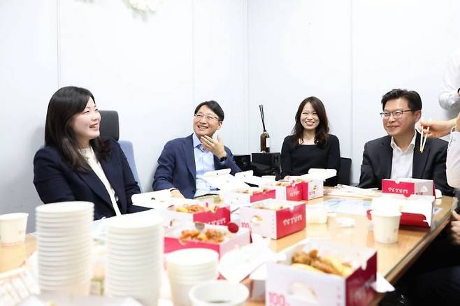 임광현 국세청장(왼쪽 두번째)이 4월 16일 부동산납세과 직원들과 간식을 나누며 대화를 나누고 있다. 임 청장 페이스북