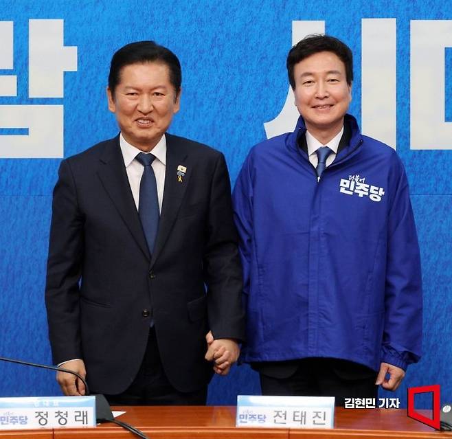 정청래 더불어민주당 대표가 17일 국회에서 열린 인재영입식에서 1호 인재인 전태진 변호사와 당 점퍼를 입혀주고 있다. 김현민 기자