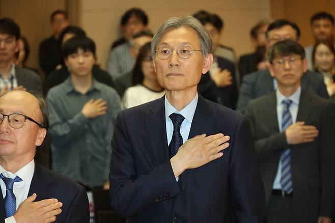 고광헌 방송미디어통신심의위원회(방미심의) 위원장이 16일 서울 양천구 방송회관에서 열린 취임식에서 선서하고 있다. /연합뉴스