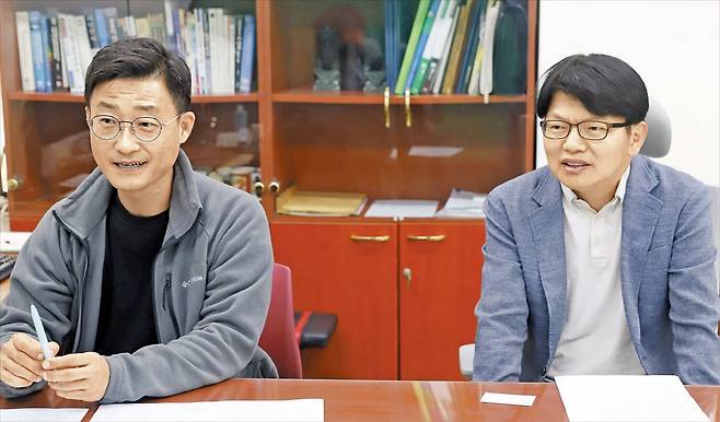 2004년 세계 최초로 그래픽 처리 장치(GPU)를 인공지능(AI) 연산에 활용하는 아이디어를 낸 정기철(왼쪽), 오경수 숭실대 교수. /숭실대
