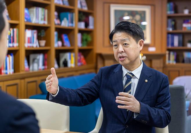 김영호 국회 교육위원장이 지난달 26일 서울 여의도 국회의원회관에서 본지와 인터뷰를 갖고 문해력 증진 방안에 대해 설명하는 모습. /김지호 기자