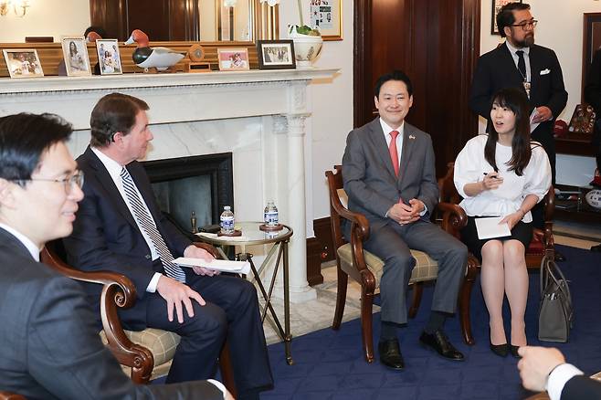 미국 워싱턴DC를 방문 중인 장동혁(왼쪽에서 셋째) 국민의힘 대표가 15일(현지 시각) 빌 해거티(왼쪽 둘째) 상원의원과 만나고 있다. 트럼프 1기 행정부 때 주일 미국 대사를 지낸 해거티 의원은 도널드 트럼프 미 대통령과 가까운 사이로 알려져 있다. /국민의힘 제공