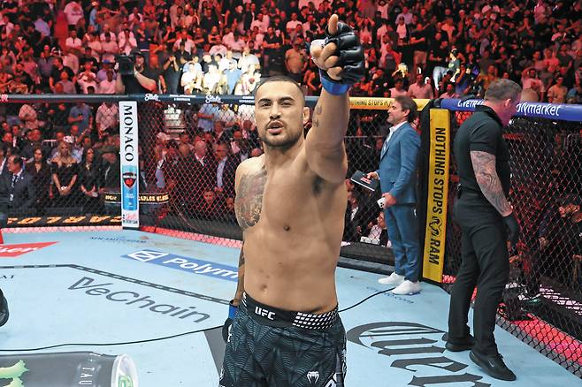 4월 11일 플로리다주 마이애미의 카세야 센터에서 열린 UFC 327 대회 라이트헤비급 챔피언십 경기에서 뉴질랜드의 카를로스 울버그가 체코의 지리 프로차즈카를 상대로 KO 승리를 거둔 후 기뻐하고 있다. /게티이미지코리