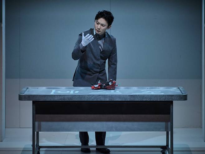 안드로이드 장의사 로비스(강기둥)가 살아생전 로봇을 좋아하던 11세 소년을 염하는 장면. 로비스는 인간을 배웅하며 죽음을 알아간다. /예술의전당·할리퀸크리에이션즈