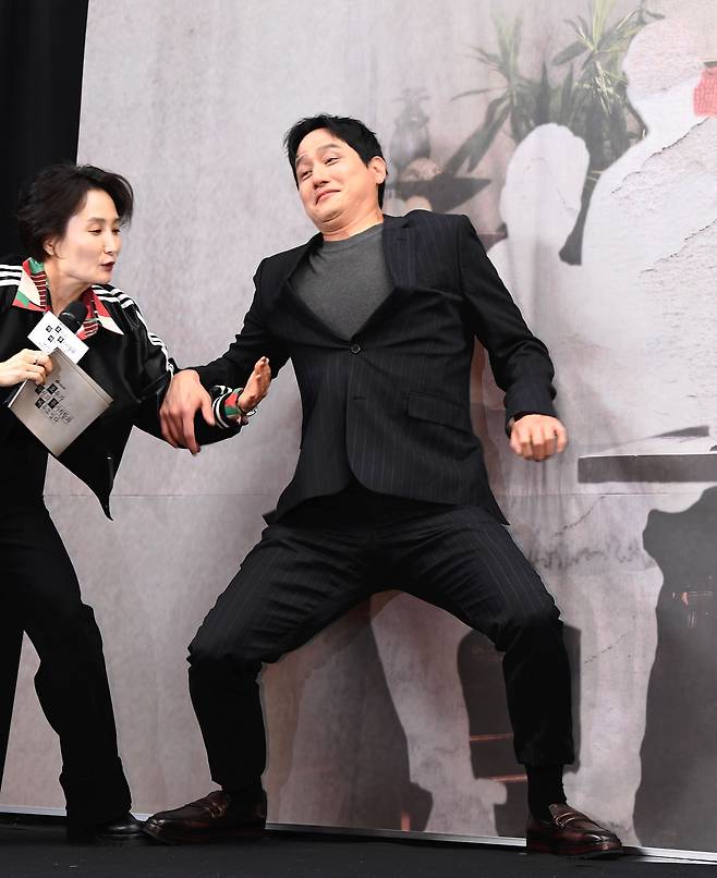 17일 상암 스탠포드호텔에서 열린 'jtbc토일드라마 '모두가 자신의 무가치함과 싸우고 있다' 제작발표회가 열렸다. 포토타임 도중 넘어질 뻔한 배우 박해준. 뉴스1