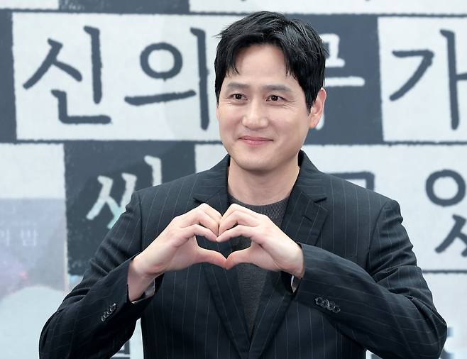 배우 박해준이 17일 서울 마포구 상암동 스탠포드 호텔에서 열린 JTBC 드라마 '모두가 자신의 무가치함과 싸우고 있다' 제작발표회에 참석해 포즈를 취하고 있다. /뉴스1