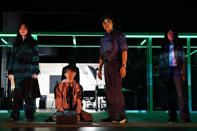 진실을 밝히기 위해 목숨을 걸고 달려들었던 '뉴욕 탐사'의 기자들은 끝내 벼랑끝으로 내몰린다. 왼쪽부터 올곧은 원칙주의자 케이트 블랙웰(최나라), '낙하산 신입'의 핸디캡을 끈기로 돌파하는 알렉스 쿡(이강욱), 퓰리처상을 경력의 베테랑 편집국장 '오웬 그린'(조한철), 거칠지만 집요한 줄리아 로빈슨(신윤지).  연극 '빅마더' 프레스콜. /연합뉴스