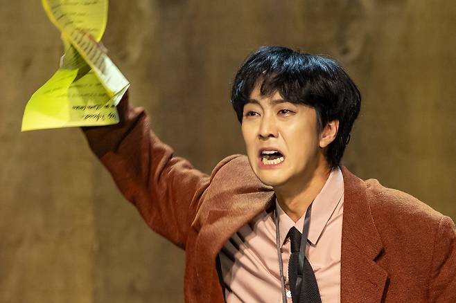 음모의 배후를 폭로해도, 지지율은 요지부동.  '뉴욕 탐사'의 '알렉스 쿡'(김세환) 기자는 소셜미디어와 빅데이터 알고리즘 시대 전통적 저널리즘의 처절한 좌절을 보여주는 인물이다. 연극 '빅 마더'. /세종문화회관