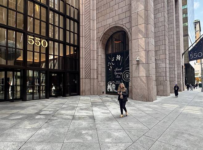 뉴욕 ‘550 매디슨 애비뉴’ 건물. 문제 많던 일층 공간에 오늘, 4월 18일 한국인 사업가 김시준의 꽃’ 레스토랑이 문을 연다. 건축가의 실패를 극복하고 다시 탄생한 공간이 시민들에게 애용되는 풍경이 기대된다. /박진배 뉴욕 FIT 교수, 마이애미대학교 명예석좌교수