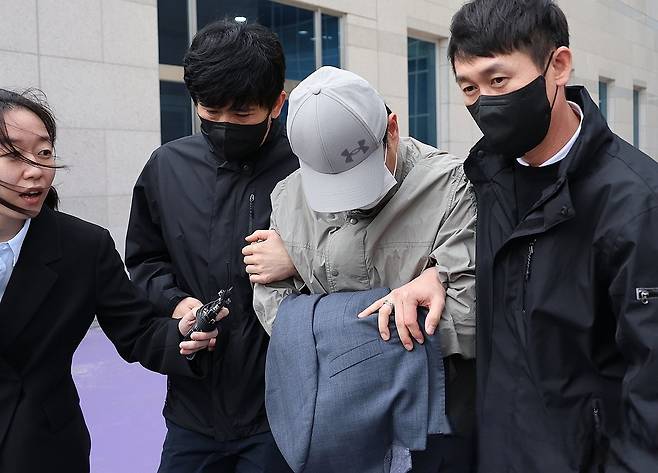 식당 화장실에 불법 카메라를 설치한 충북교육청 장학관이 지난 1일 오후 청주지법에서 영장실질심사를 받은 뒤 호송차에 오르고 있다. 연합뉴스