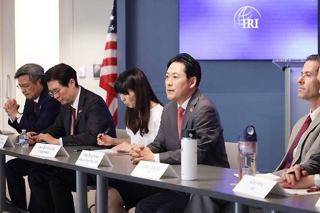 장동혁 국민의힘 대표가 지난 15일(현지 시간) 미국 워싱턴IRI에서 관계자들과 간담회하고 있다. ⓒ국민의힘