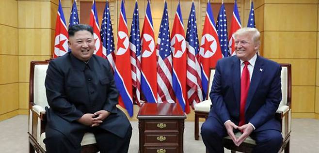 북한 노동신문이 김정은 국무위원장이 2019년 6월 30일 판문점 남측지역에서 도널드 트럼프 미국 대통령과 회담을 했다고 7월 1일 보도했다. ⓒ노동신문·뉴시스