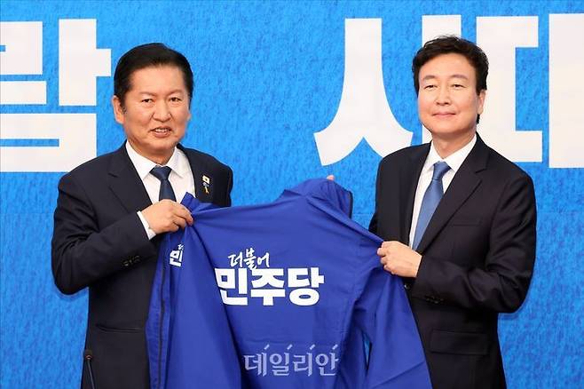 더불어민주당 정청래 대표, 인재영입 1호 전태진 변호사가 17일 오전 서울 여의도 국회에서 열린 더불어민주당 제1호 인재영입식에서 당 점퍼를 들고 기념촬영을 하고 있다. ⓒ데일리안 홍금표 기자