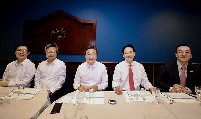 미국을 방문 중인 국민의힘 김민수 최고위원(오른쪽 부터), 장동혁 대표, 김대식, 김장겸, 조정훈 의원이 15일(현지시간) 미국 워싱턴DC 인근 식당에서 한국 워싱턴특파원단과 간담회를 하고 있다. ⓒ연합뉴스
