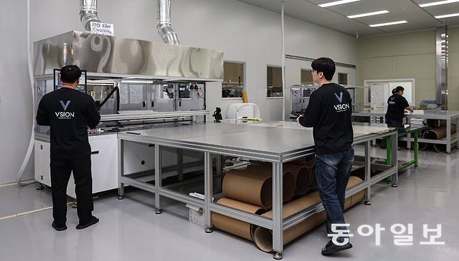 2일 오전 10시경. 충북 증평군의 ‘스마트 윈도’ 필름 제조기업 ‘뷰전’의 공장에서 증평군 출신 서동규 씨(왼쪽)와 동료들이 필름을 창문 크기에 맞게 자르는 작업을 하고 있다. 서 씨는 반년 전 일하던 이차전지 공장에서 일자리를 잃고 증평군을 떠나려 했으나 뷰전에 채용돼 이곳에 남게 됐다. 이 공장에서 일하는 직원 중 절반은 서 씨와 같은 증평군 출신이다. 증평=이한결 기자 always@donga.com