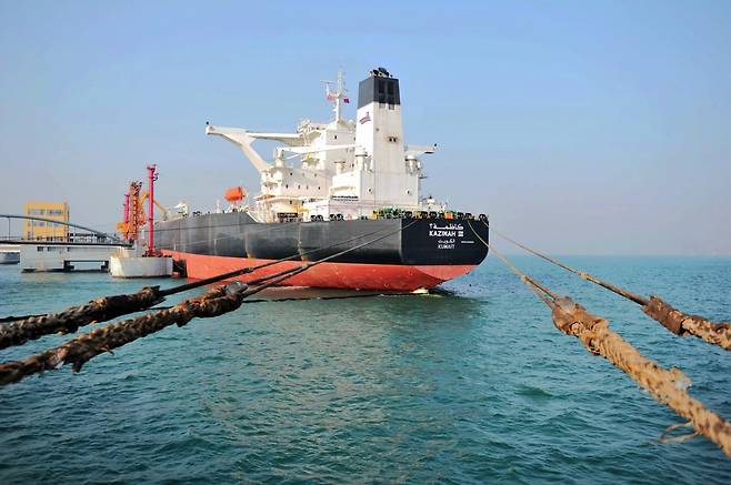 원유를 운반하는 초대형 유조선(VLCC)이 항만에 정박해 있는 모습. 중동 해역 긴장 고조로 유조선 운항 리스크가 커지고 있다. ⓒGetty Images