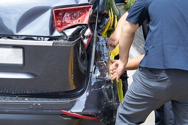 인공지능(AI)으로 가짜 명품이나 사고 사진을 정교하게 조작해 보험금을 노리는 신종 사기가 급증하고 있다. 사진=게티이미지뱅크.