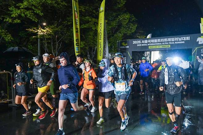 지난해 9월 서울 광화문광장에서 열린 ‘2025 서울 국제 울트라트레일러닝 대회’. 사진=코오롱스포츠 제공