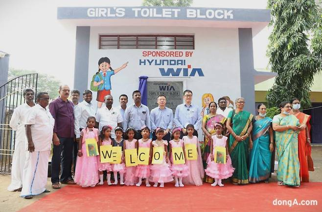 현대위아 임직원들이 인도 센가두 지역에서 열린 ‘여성 화장실’ 준공 행사에서 현지 주민 및 여학생들의 환영을 받고 있다. 현대차그룹 제공&nbsp;