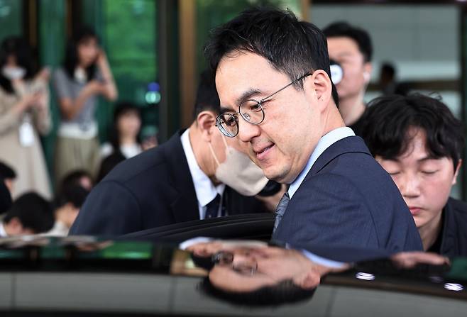 구자현 검찰총장 직무대행이 17일 오후 서울 서초구 대검찰청에서 대장동·대북송금 의혹 사건을 둘러싼 정치권의 국정조사와 관련해 입장을 밝힌 뒤 청사를 나서고 있다. 뉴스1