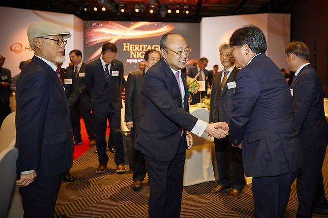 김승연 한화그룹 회장이 지난 16일 북일학원 퇴직교사 초청만찬에 참석한 선생님들과 인사를 하고 있다. 한화그룹 제공